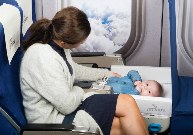 Кровать в самолете для ребенка
