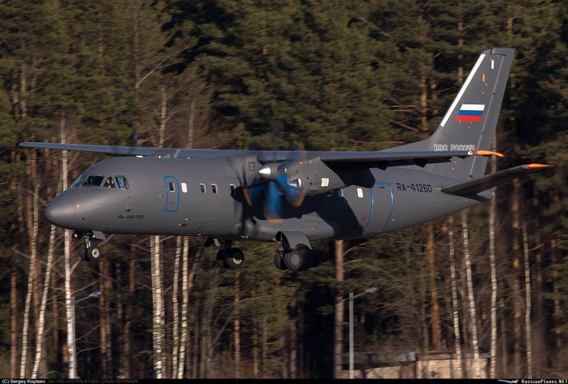 АН-140 пассажирский самолёт