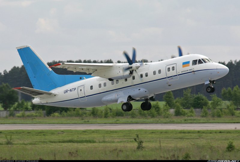 АН-140 пассажирский самолёт
