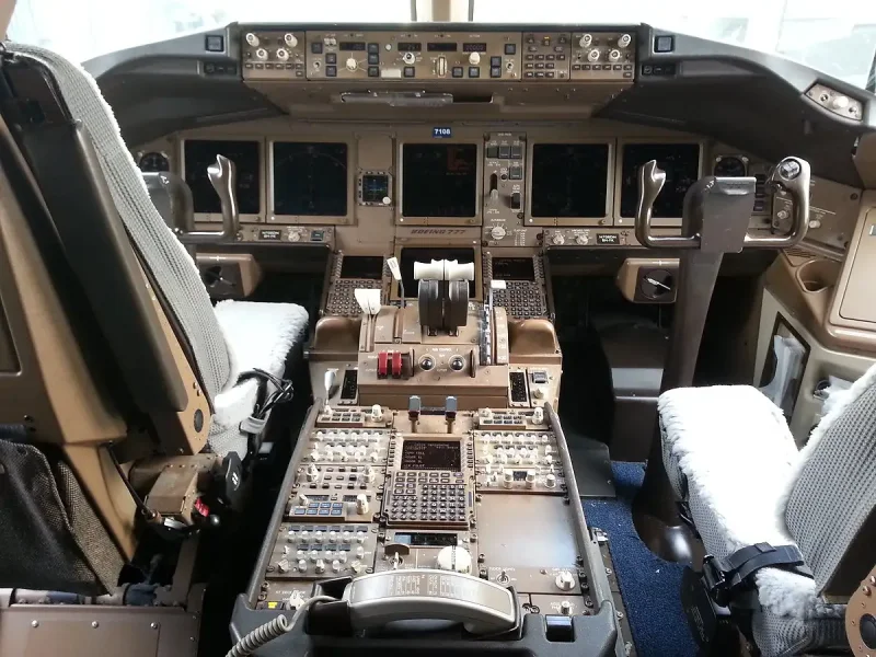 Боинг 777-300 кабина пилотов