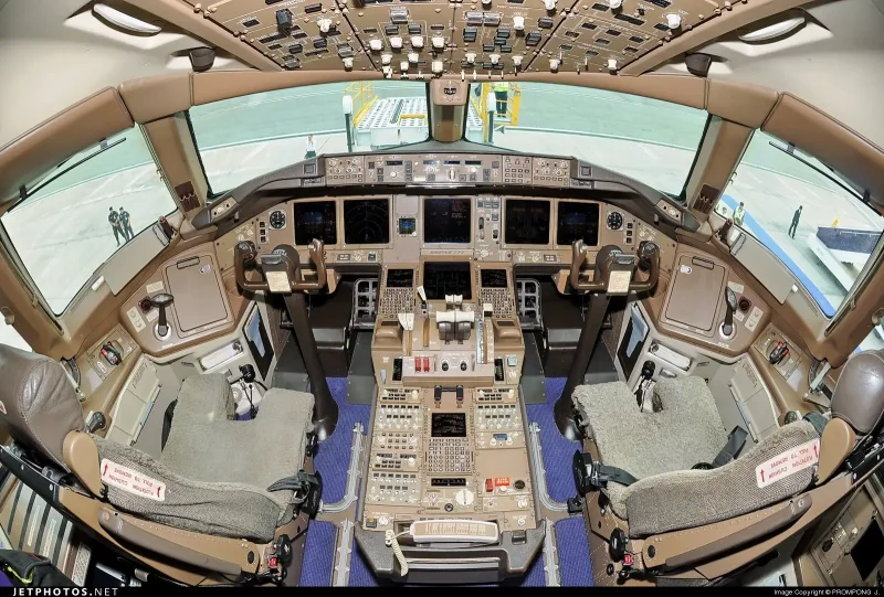 Boeing 777 кабина пилотов
