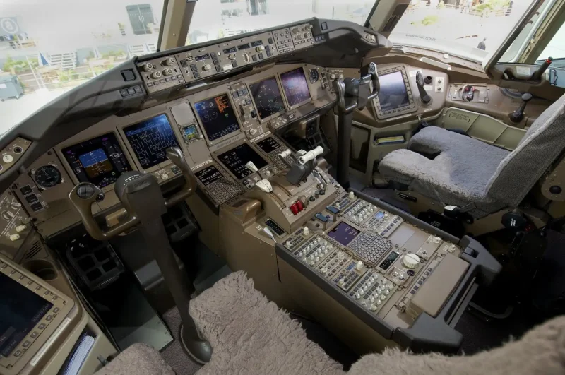 Кабина пилотов Боинг 777 приборы