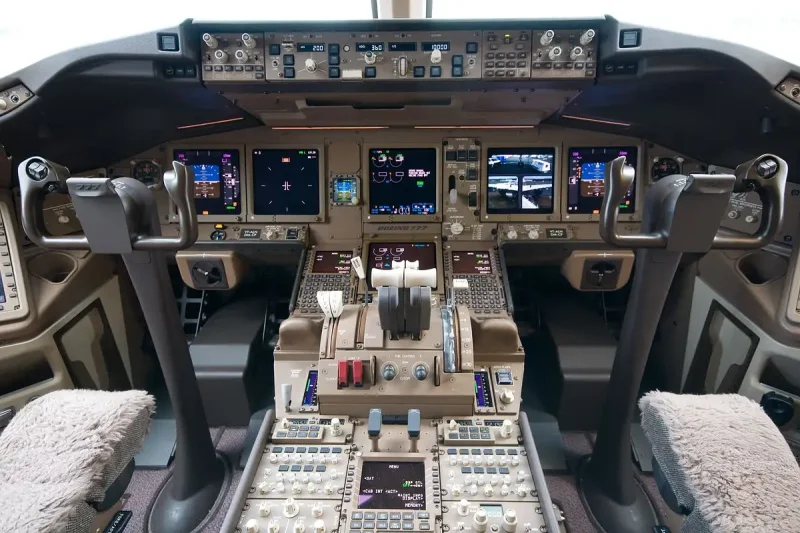 Боинг 777-300 кабина пилотов