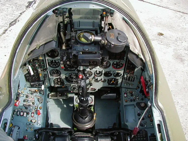 Кабина самолета Су-17