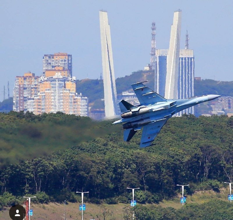 Су-30 над мостом Владивосток