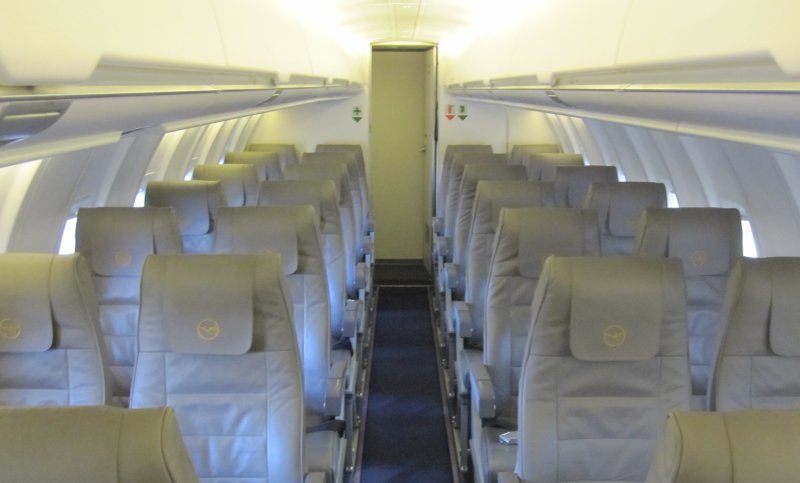 Самолет Bombardier CRJ-100/200 салон