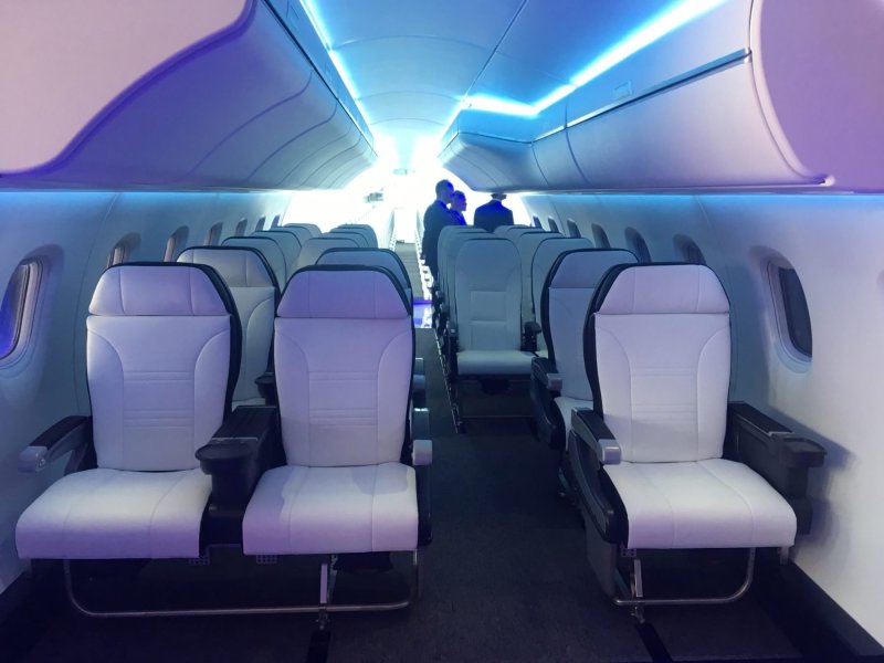 Bombardier CRJ 700 салон