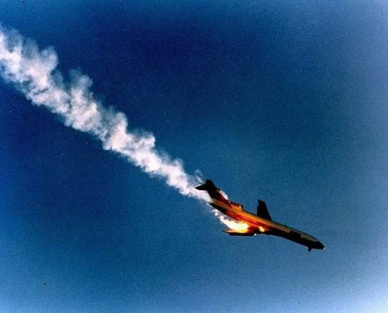 Падающий горящий самолет