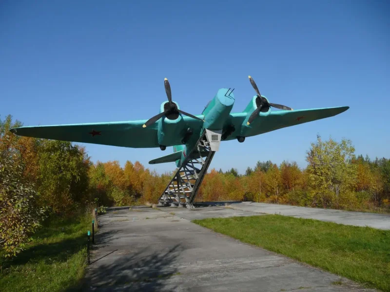 Самолёт памятник в Мурманской области