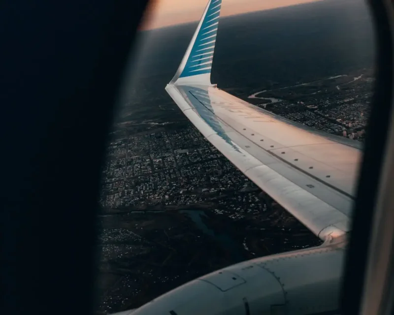 Вид из окна самолета на крыло