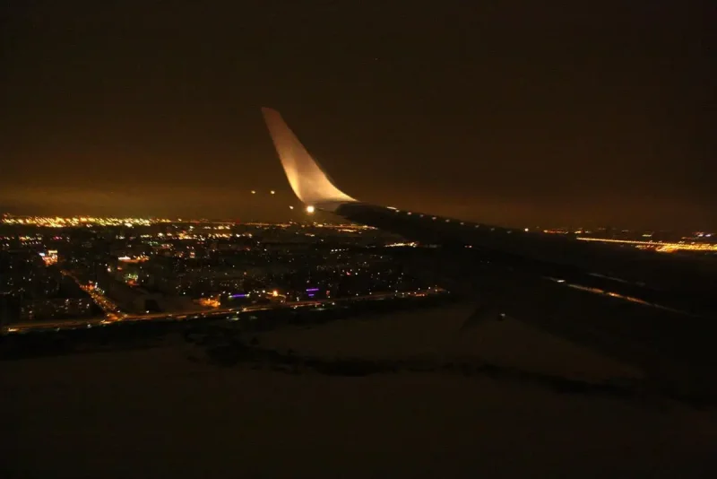 Ночной аэропорт в Челябинске из иллюминатора самолета