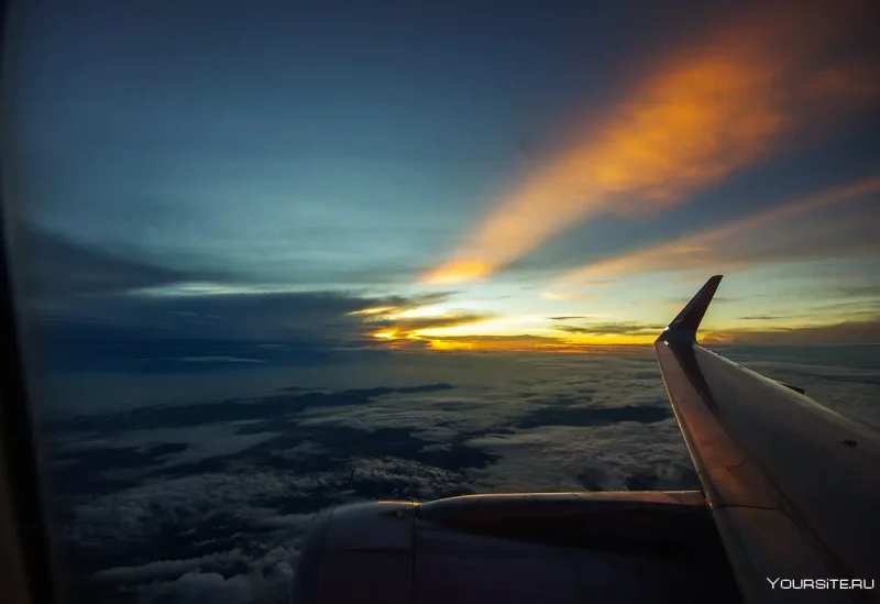 Вид с окна самолета в небе