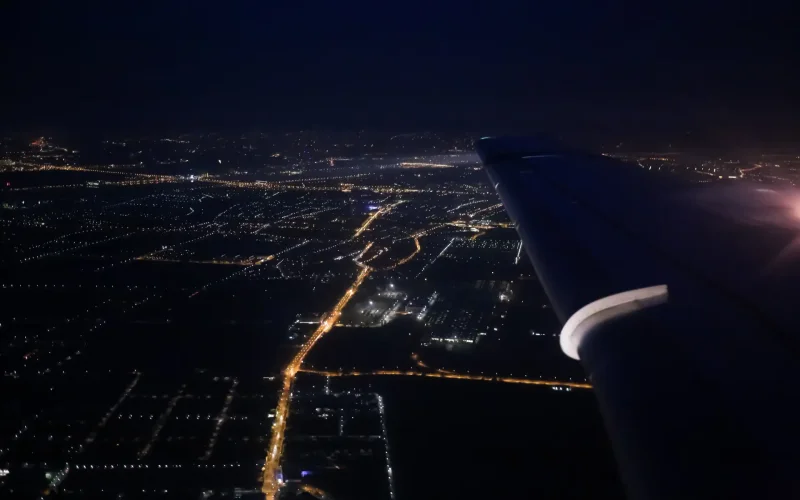 Вид из окна самолета ночью