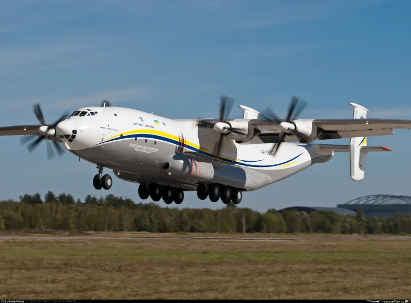 Тяжёлый военно-транспортный самолёт АН-22 («Антей»)