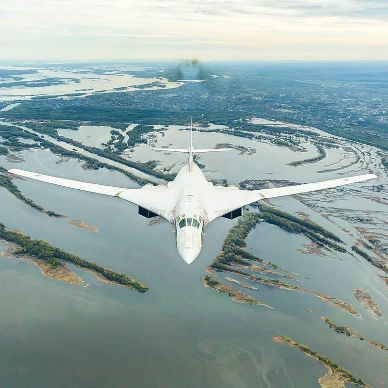 Стратегический бомбардировщик ту-160 белый лебедь