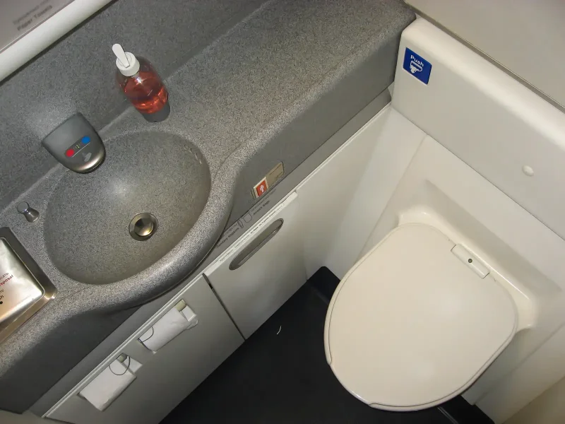 Туалет в самолете