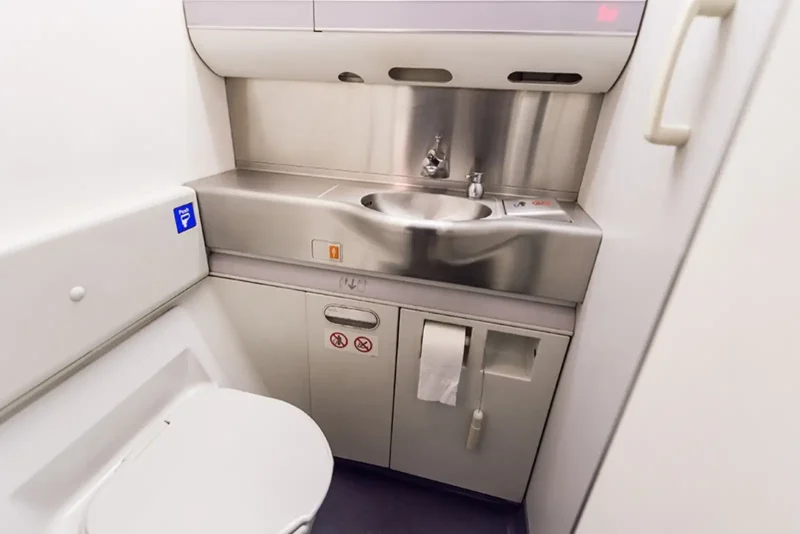 Туалет в самолете Боинг 777