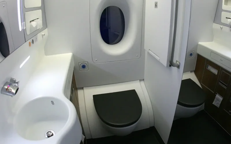 Туалет в Боинге 737-800