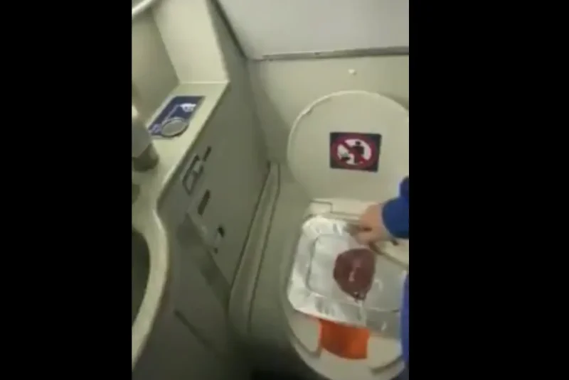 Туалет на борту самолета