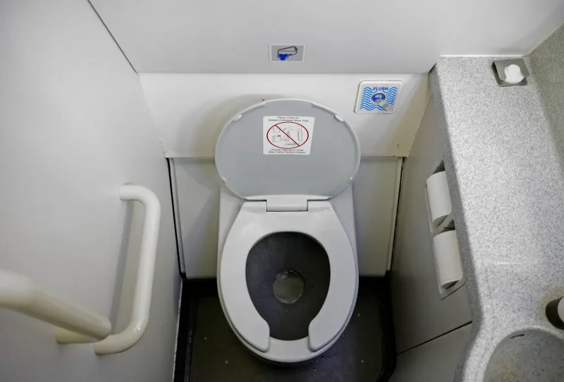 Туалет в самолете Боинг 777