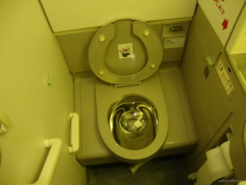 Дверь туалета в самолете