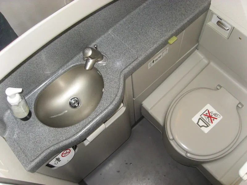 Туалет в самолете Боинг 757