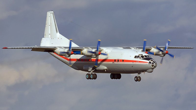 АН-12 военно-транспортный самолёт