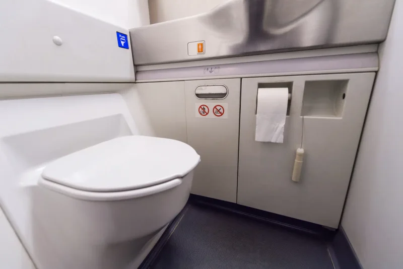 Туалетная комната в самолете
