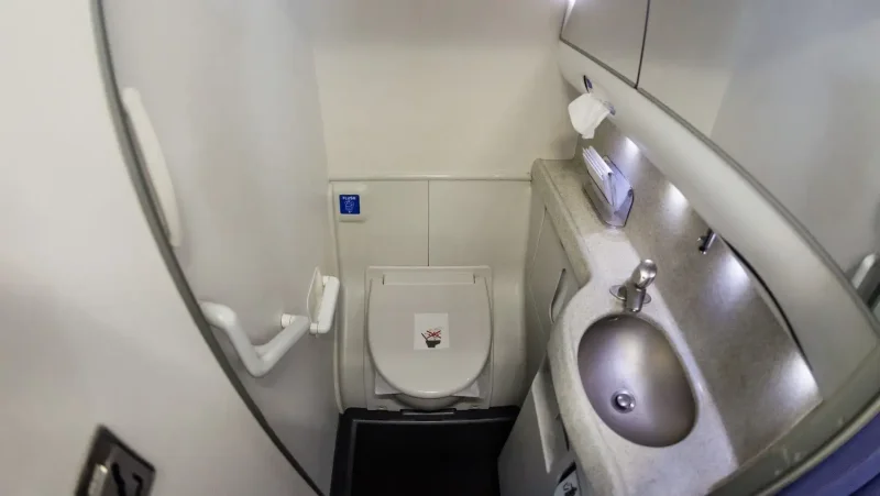 Туалет в самолете с7