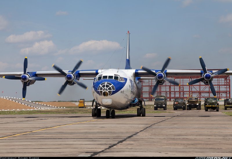 АН 12 грузовой самолет