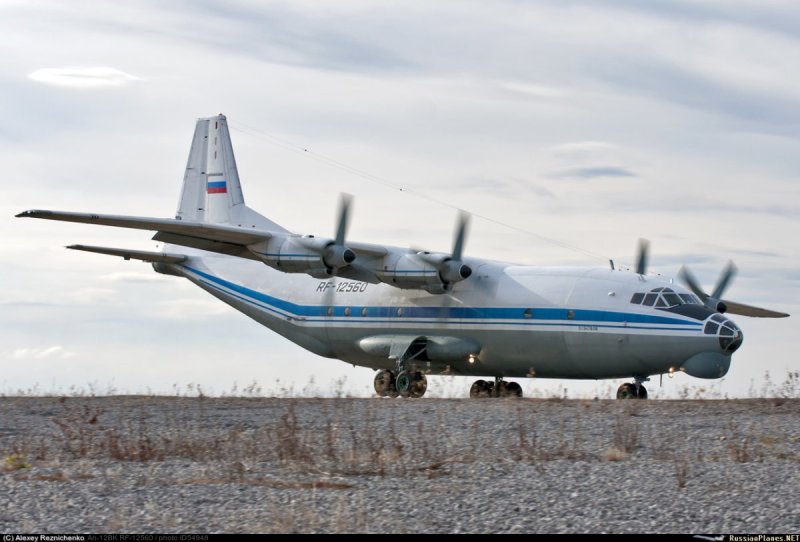 АН 12 грузовой самолет