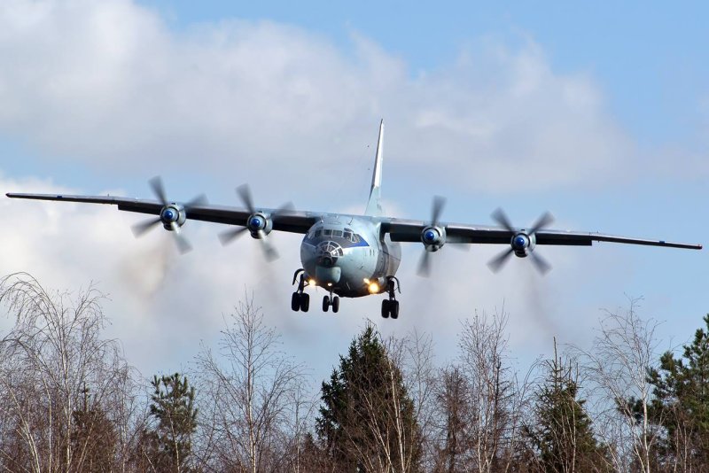 АН-12 военно-транспортный самолёт