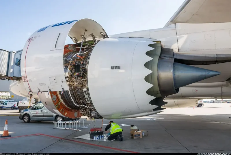 Боинг 787 Дримлайнер двигатель