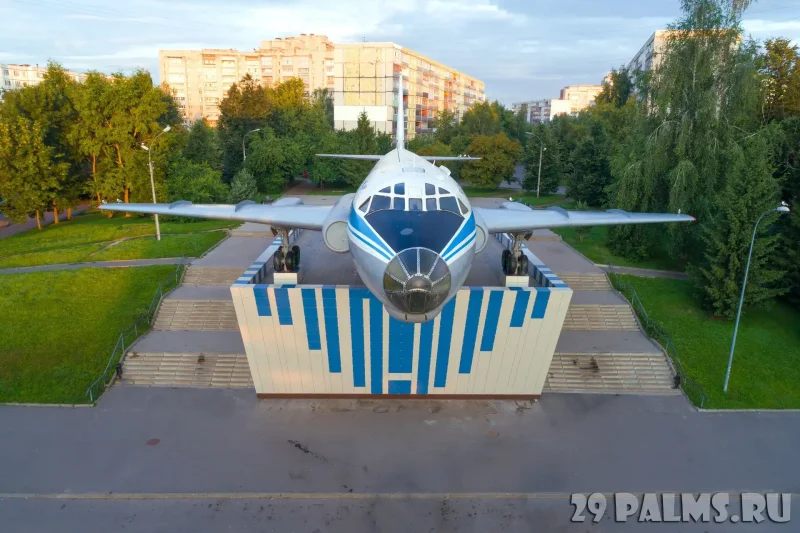 Памятник ту 104 в Рыбинске