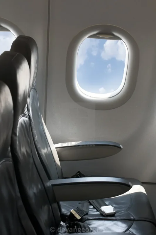 Сиденье самолета у окна