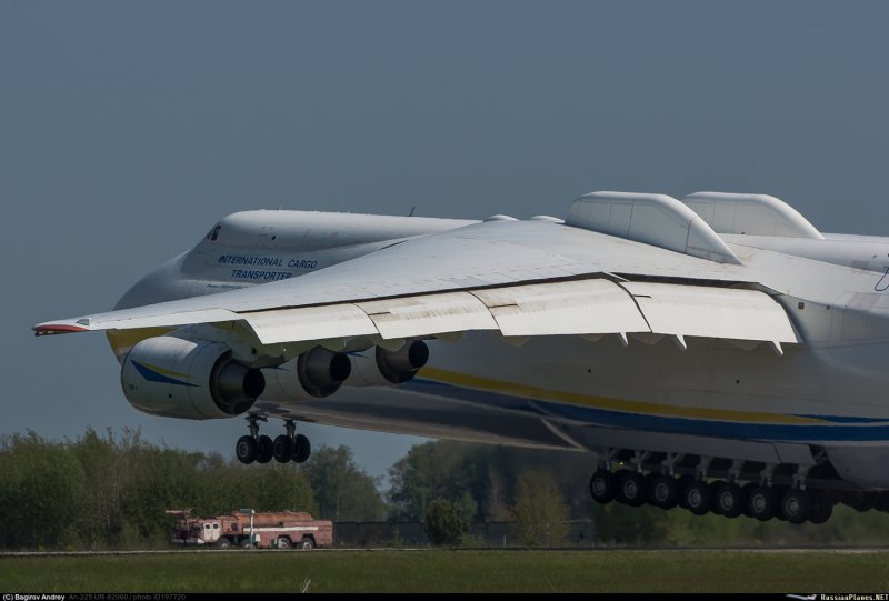 АН-225 военно-транспортный самолёт