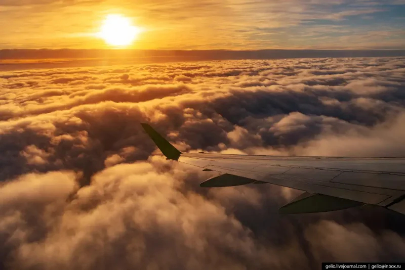 Вид с самолета на облака