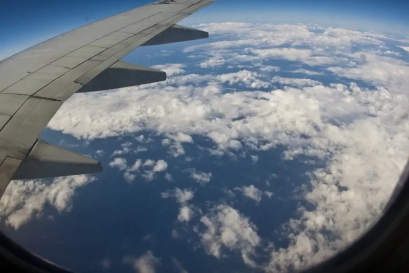 Вид из окна самолета на зимнюю землю
