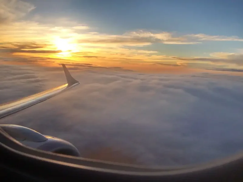 Рассвет из окна самолета