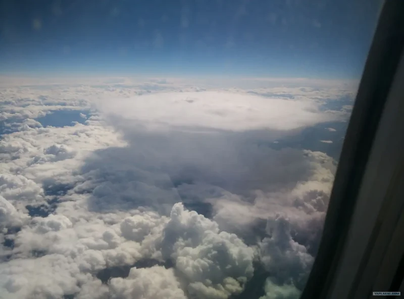 Вид из окна самолета облака