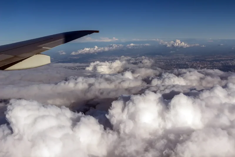 Облака из иллюминатора самолета