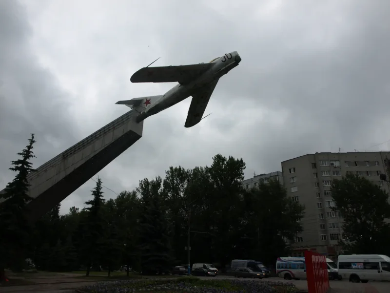 Памятник самолет Брянск