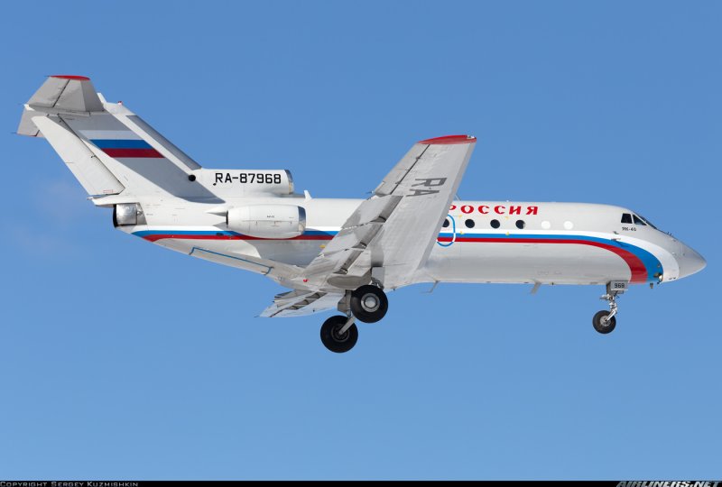 АН-140 транспортный самолёт