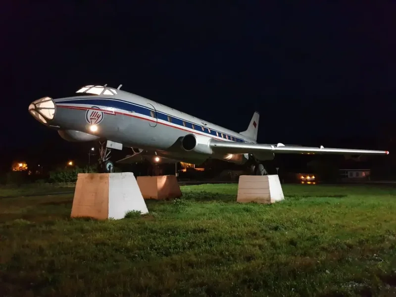 Памятник самолету ту-124 Кимры