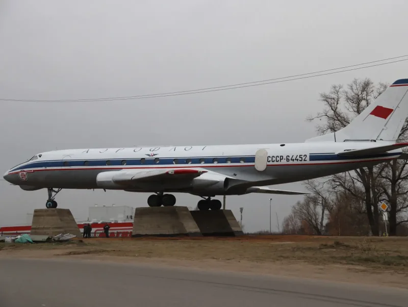 Памятник самолету ту-124 Кимры