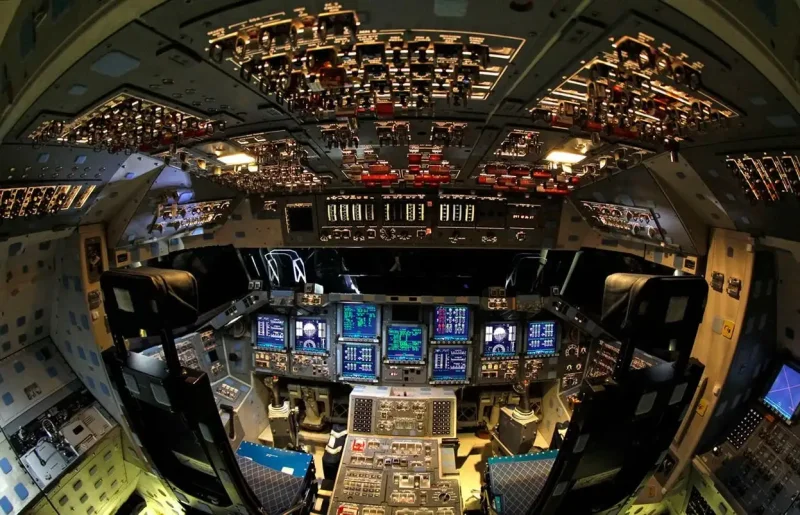 Внутри самолета Боинг 747 ночью