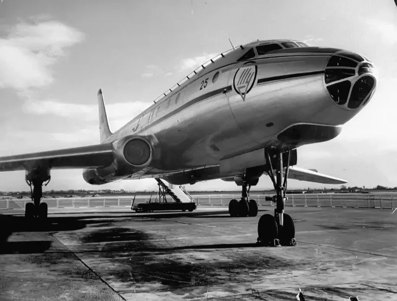 Первый реактивный пассажирский самолет ту-104