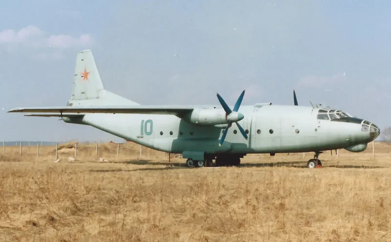 АН-12 военно-транспортный самолёт Паневежис