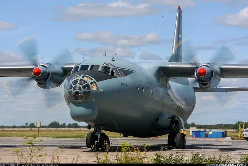 АН-8 военно-транспортный самолёт