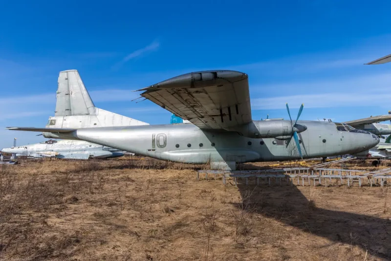 АН-8 военно-транспортный самолёт